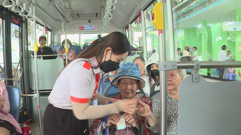 Xe buýt TP. Hồ Chí Minh: Nâng chuẩn dịch vụ, tăng tốc số hóa và xanh hóa - Ảnh 2.