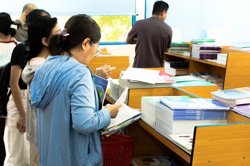 TP. Hồ Chí Minh: Sách giáo khoa “cháy hàng” cục bộ trước ngày khai giảng - Ảnh 6.