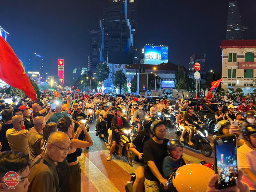 Một đêm không ngủ của người hâm mộ cả nước ăn mừng chung kết lượt đi AFF Cup 2026 - Ảnh 1.