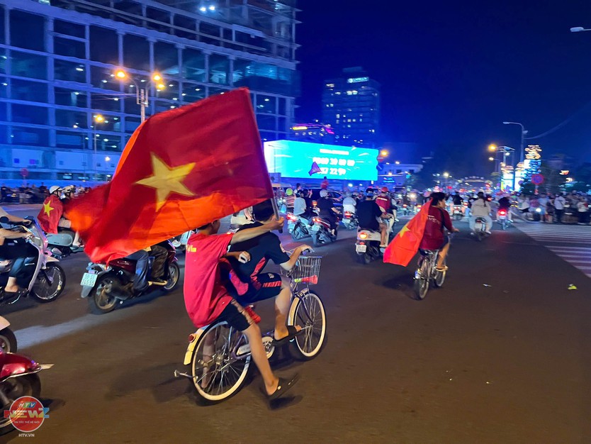 Một đêm không ngủ của người hâm mộ cả nước ăn mừng chung kết lượt đi AFF Cup 2026 - Ảnh 6.