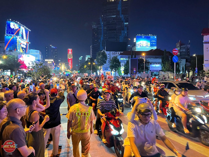 Một đêm không ngủ của người hâm mộ cả nước ăn mừng chung kết lượt đi AFF Cup 2026 - Ảnh 7.
