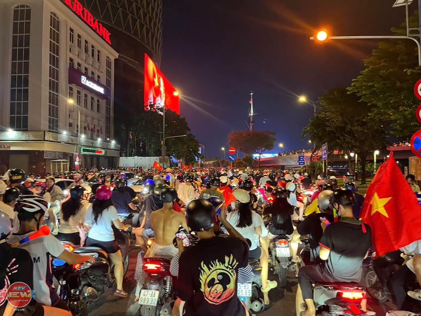 Một đêm không ngủ của người hâm mộ cả nước ăn mừng chung kết lượt đi AFF Cup 2026 - Ảnh 3.