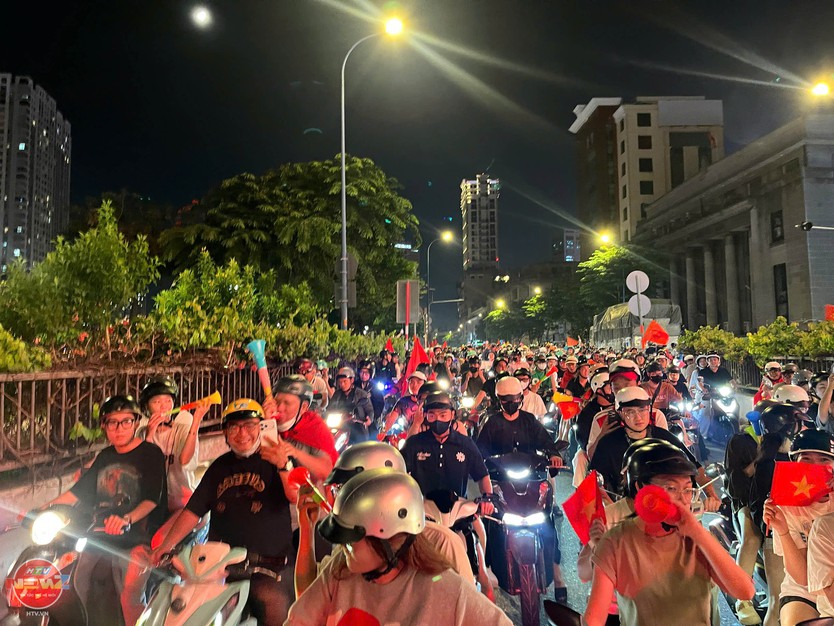 Một đêm không ngủ của người hâm mộ cả nước ăn mừng chung kết lượt đi AFF Cup 2026 - Ảnh 2.