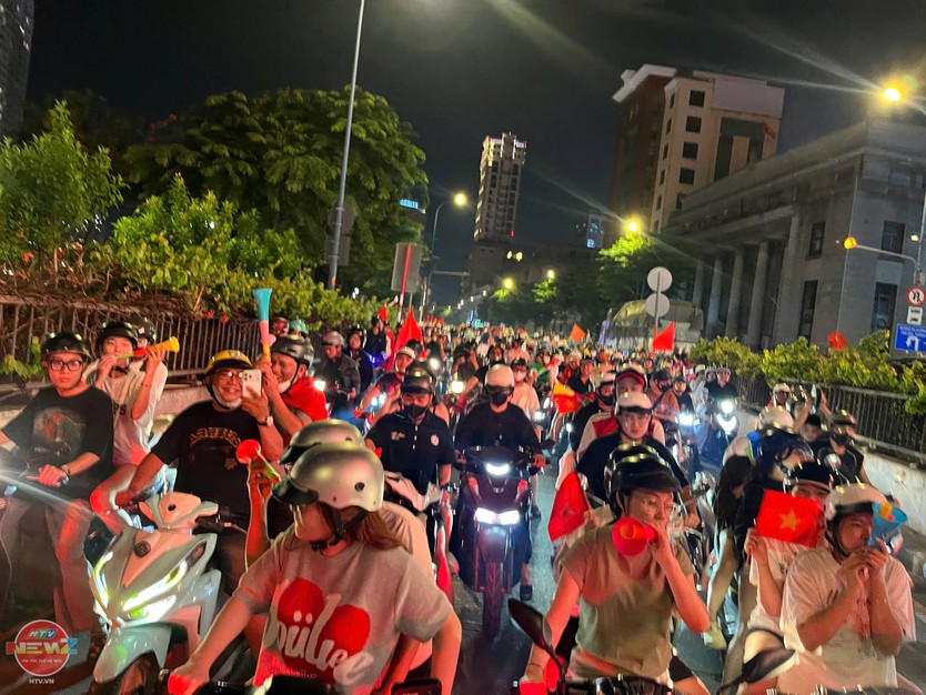 Một đêm không ngủ của người hâm mộ cả nước ăn mừng chung kết lượt đi AFF Cup 2026 - Ảnh 4.
