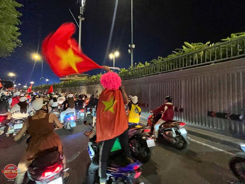 Một đêm không ngủ của người hâm mộ cả nước ăn mừng chung kết lượt đi AFF Cup 2026 - Ảnh 5.