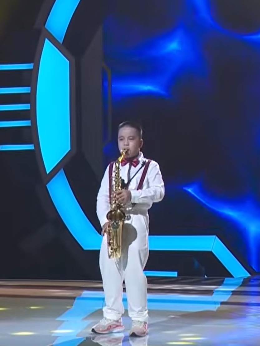 Siêu tài năng nhí: Duy Khoa chinh phục sân khấu Bán kết 3 bằng saxophone- Ảnh 2.
