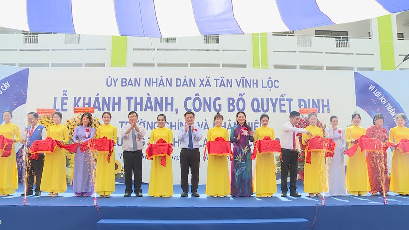 Mái trường mới, niềm vui mới- Ảnh 1.