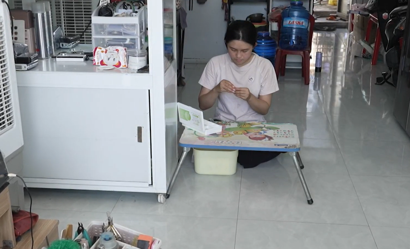 Mái ấm gia đình Việt: Em trai bật khóc vì sợ mất chị như mất mẹ - Ảnh 1.