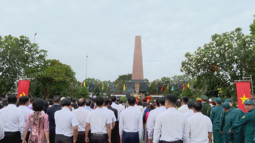 Đoàn đại biểu TP. Hồ Chí Minh dâng hoa, dâng hương tưởng niệm các Anh hùng liệt sĩ dịp Quốc khánh 2/9- Ảnh 1.