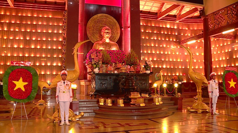 Lãnh đạo TP. Hồ Chí Minh tưởng niệm các Anh hùng liệt sĩ tại Bến Dược - Ảnh 1.