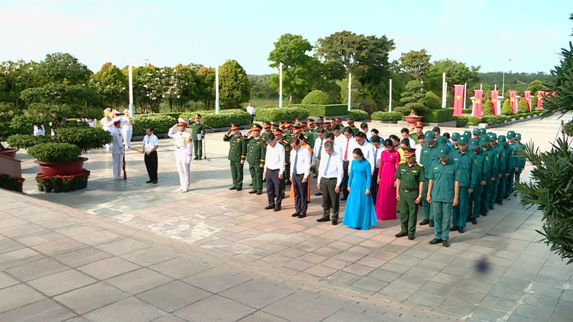 Lãnh đạo TP. Hồ Chí Minh tưởng niệm các Anh hùng liệt sĩ tại Bến Dược - Ảnh 2.