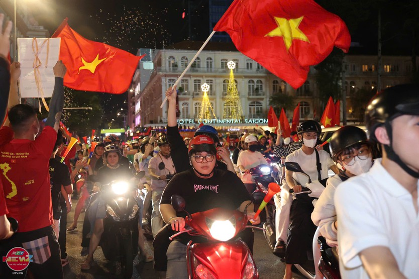 Biển người và cờ hoa rực rỡ ăn mừng chức vô địch AFF Cup 2026 - Ảnh 5.