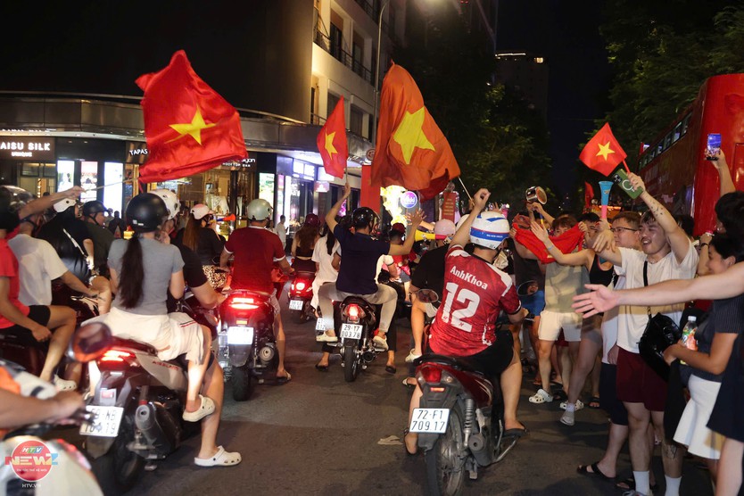 Biển người và cờ hoa rực rỡ ăn mừng chức vô địch AFF Cup 2026 - Ảnh 2.