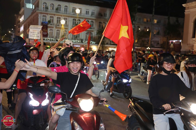 Biển người và cờ hoa rực rỡ ăn mừng chức vô địch AFF Cup 2026 - Ảnh 3.