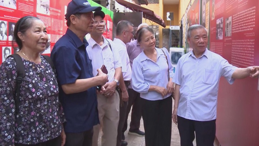 Sống lại những năm tháng kiên cường qua trưng bày “Tâm son, chí thép” - Ảnh 2.