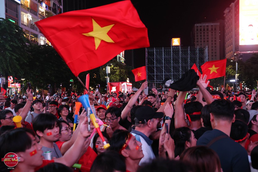 Biển người và cờ hoa rực rỡ ăn mừng chức vô địch AFF Cup 2026 - Ảnh 1.