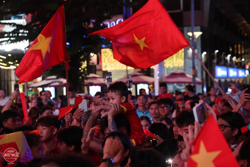 Biển người và cờ hoa rực rỡ ăn mừng chức vô địch AFF Cup 2026 - Ảnh 4.