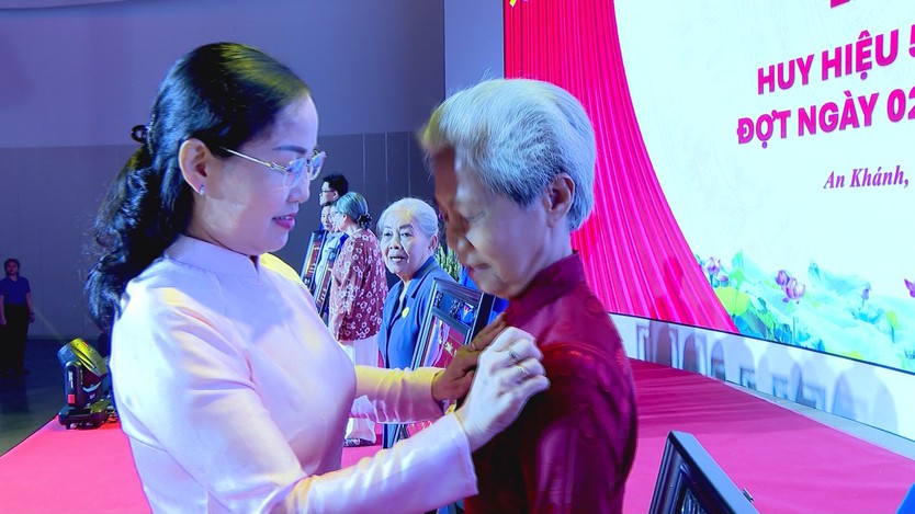 Phường An Khánh trao tặng Huy hiệu Đảng đợt 2/9 - Ảnh 2.