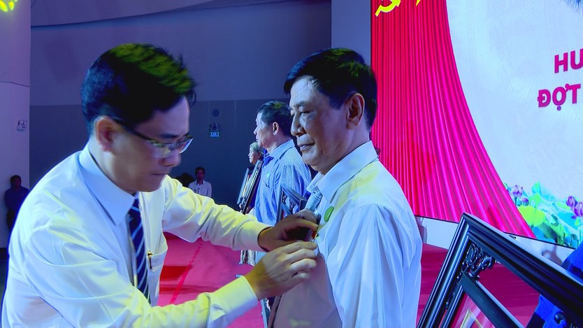 Phường An Khánh trao tặng Huy hiệu Đảng đợt 2/9 - Ảnh 3.