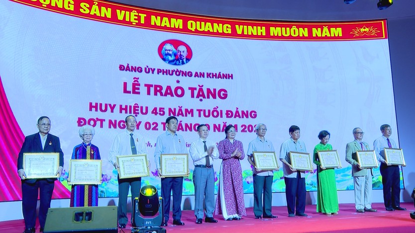 Phường An Khánh trao tặng Huy hiệu Đảng đợt 2/9 - Ảnh 4.