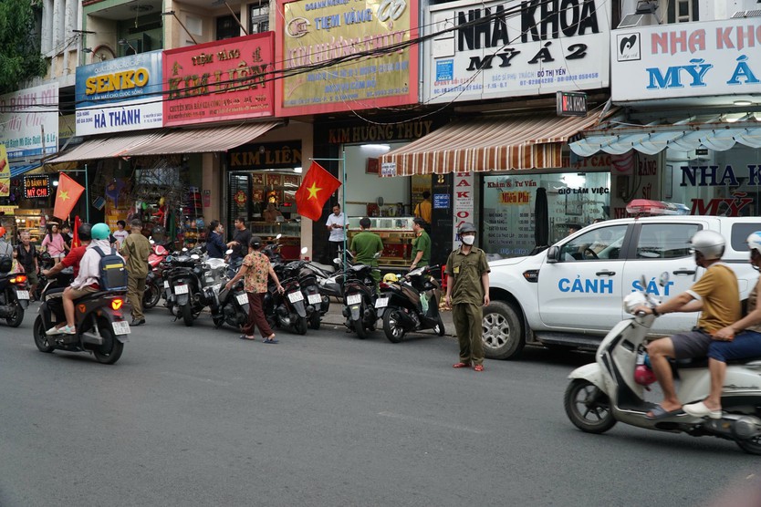 Bắt giữ đối tượng đập tủ kính tiệm vàng, cướp tài sản sau 82 phút - Ảnh 1.