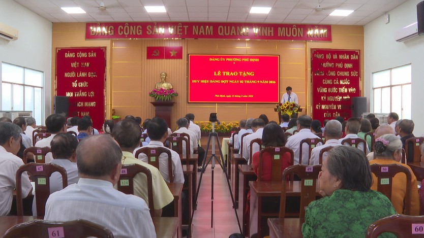 Phường Phú Định trao tặng Huy hiệu Đảng đợt 2/9 cho 141 đảng viên - Ảnh 1.