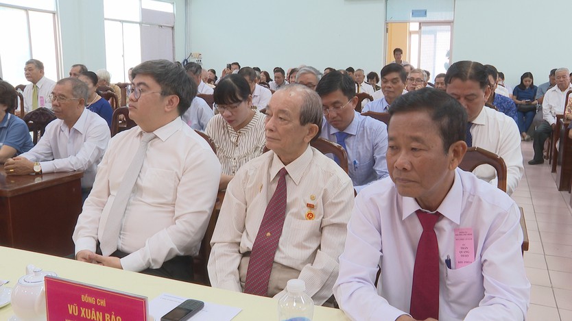 Phường Phú Định trao tặng Huy hiệu Đảng đợt 2/9 cho 141 đảng viên - Ảnh 2.