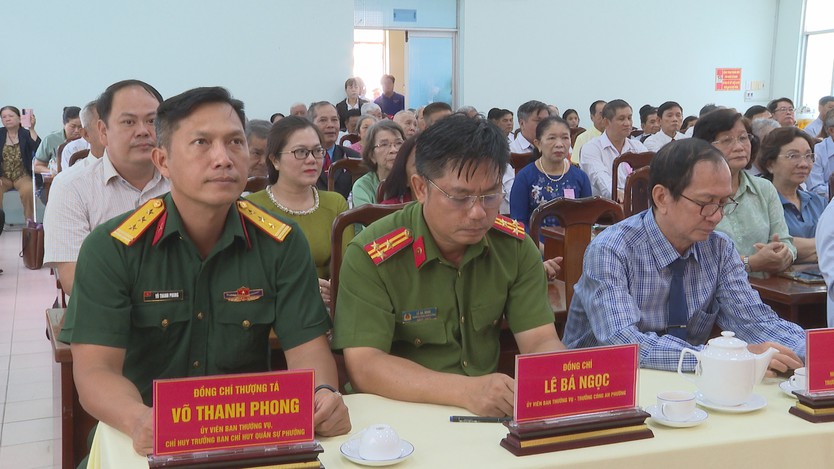 Phường Phú Định trao tặng Huy hiệu Đảng đợt 2/9 cho 141 đảng viên - Ảnh 3.