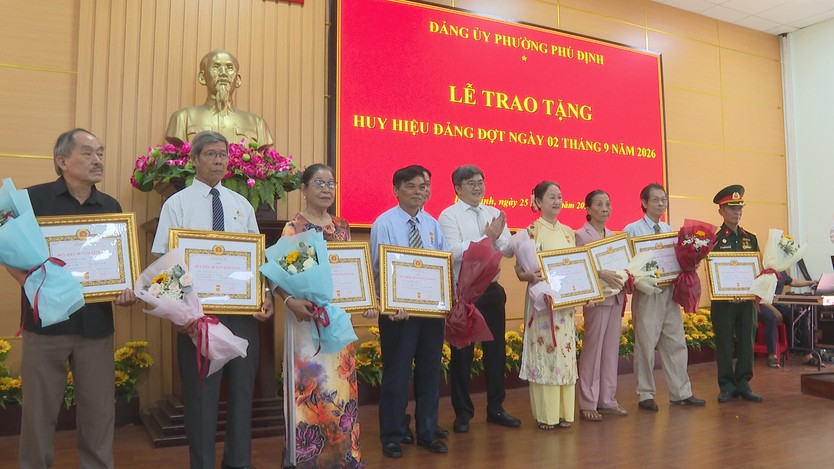 Phường Phú Định trao tặng Huy hiệu Đảng đợt 2/9 cho 141 đảng viên - Ảnh 4.