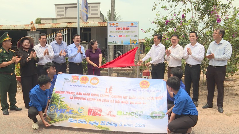 Thắp sáng tuyến đường tuần tra biên giới, góp phần nâng cao đời sống người dân - Ảnh 1.