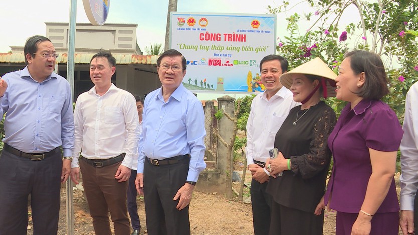 Thắp sáng tuyến đường tuần tra biên giới, góp phần nâng cao đời sống người dân - Ảnh 2.