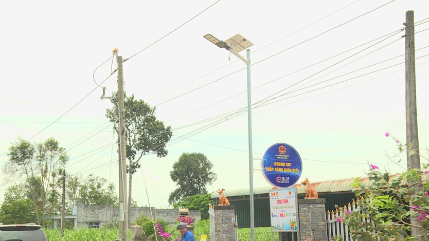 Thắp sáng tuyến đường tuần tra biên giới, góp phần nâng cao đời sống người dân - Ảnh 3.