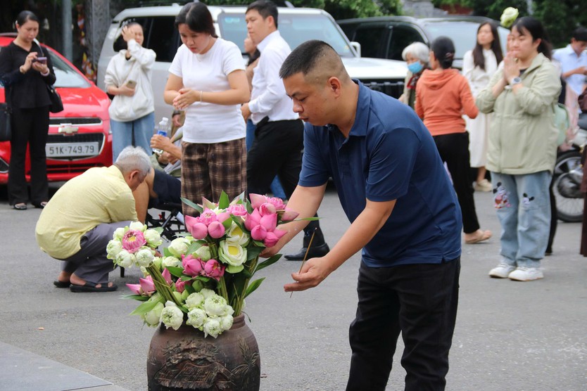 TP. Hồ Chí Minh: Đông đảo phật tử về chùa dự đại lễ, nghẹn ngào cài hoa lên áo - Ảnh 3.