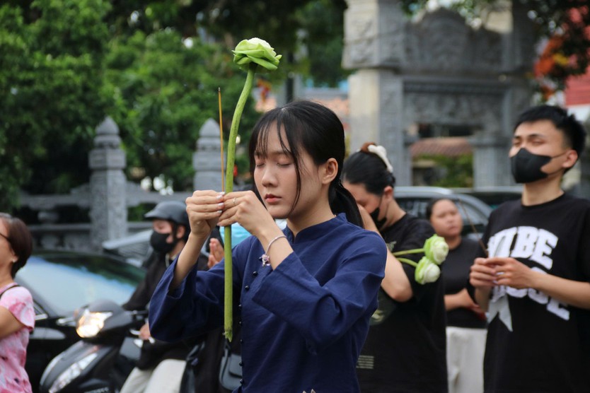 TP. Hồ Chí Minh: Đông đảo phật tử về chùa dự đại lễ, nghẹn ngào cài hoa lên áo - Ảnh 4.
