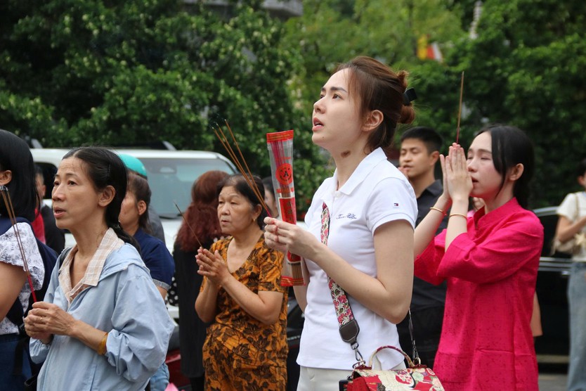 TP. Hồ Chí Minh: Đông đảo phật tử về chùa dự đại lễ, nghẹn ngào cài hoa lên áo - Ảnh 5.