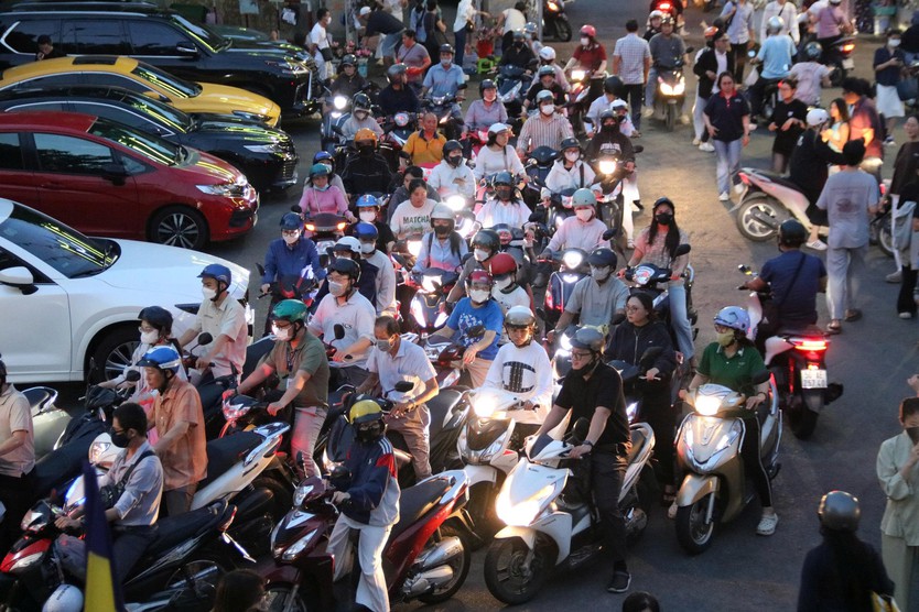 TP. Hồ Chí Minh: Đông đảo phật tử về chùa dự đại lễ, nghẹn ngào cài hoa lên áo - Ảnh 2.