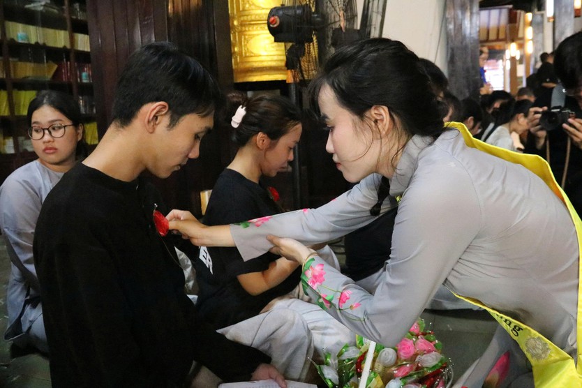 TP. Hồ Chí Minh: Đông đảo phật tử về chùa dự đại lễ, nghẹn ngào cài hoa lên áo - Ảnh 11.
