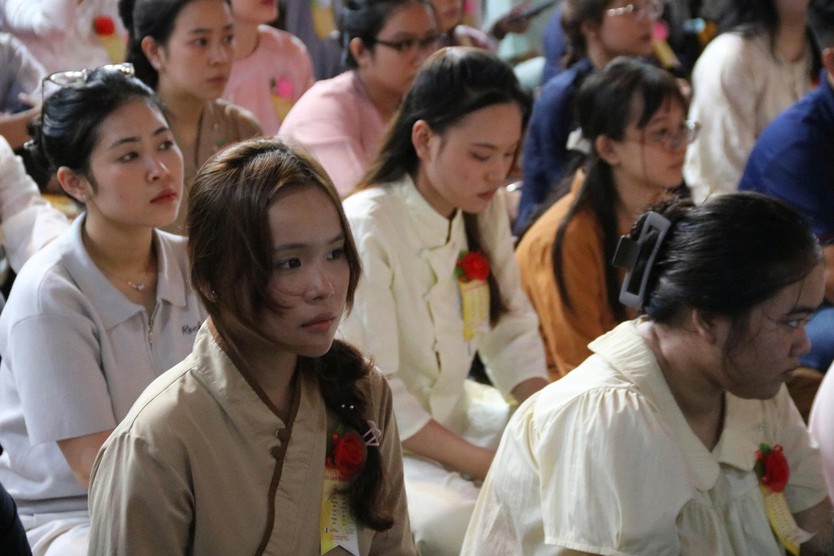 TP. Hồ Chí Minh: Đông đảo phật tử về chùa dự đại lễ, nghẹn ngào cài hoa lên áo - Ảnh 12.