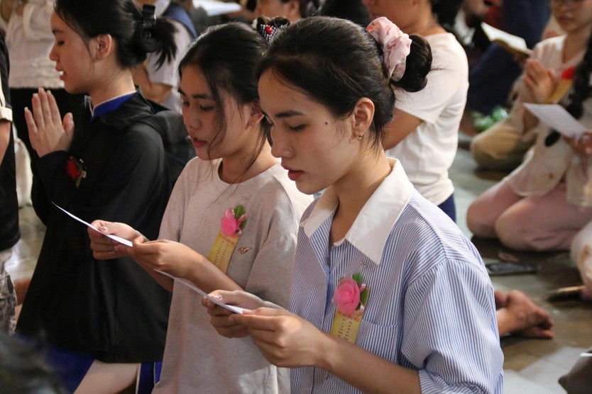 TP. Hồ Chí Minh: Đông đảo phật tử về chùa dự đại lễ, nghẹn ngào cài hoa lên áo - Ảnh 9.