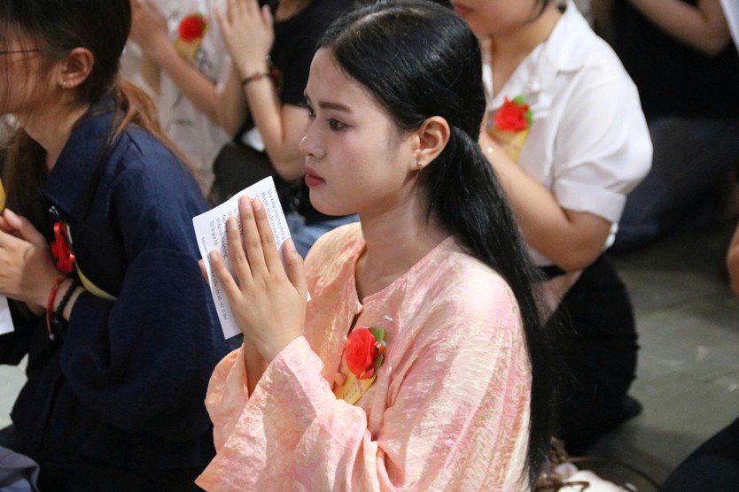 TP. Hồ Chí Minh: Đông đảo phật tử về chùa dự đại lễ, nghẹn ngào cài hoa lên áo - Ảnh 8.