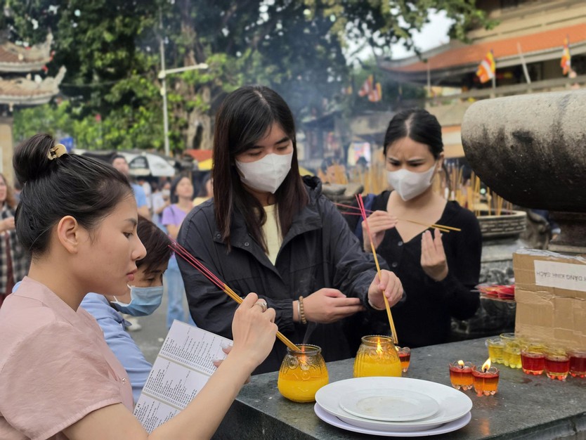 TP. Hồ Chí Minh: Đông đảo phật tử về chùa dự đại lễ, nghẹn ngào cài hoa lên áo - Ảnh 6.
