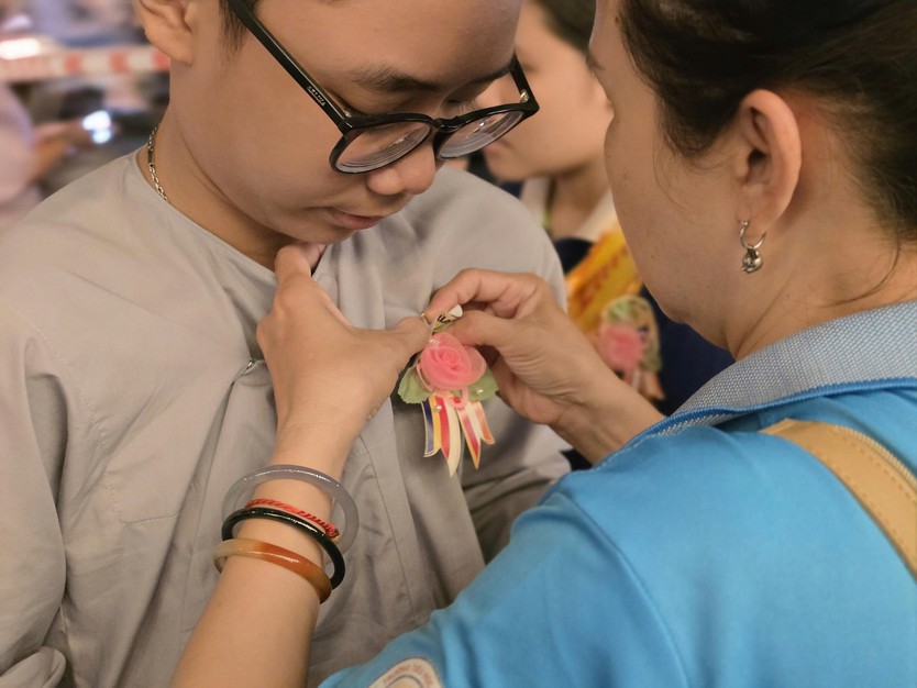 TP. Hồ Chí Minh: Đông đảo phật tử về chùa dự đại lễ, nghẹn ngào cài hoa lên áo - Ảnh 7.