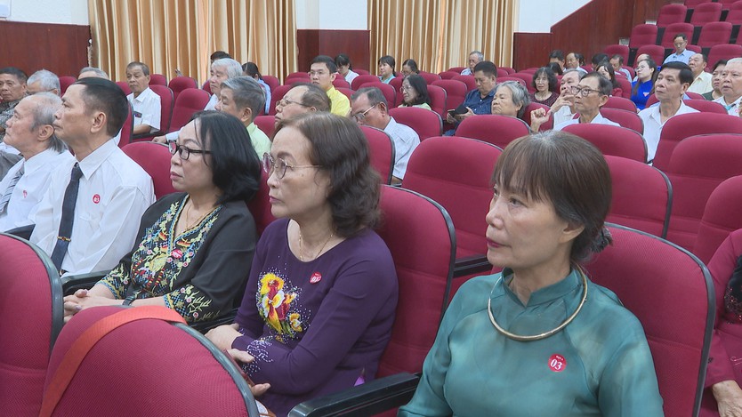 Phường Tân Phú: Trao Huy hiệu Đảng cho 95 đảng viên dịp 2/9 - Ảnh 2.