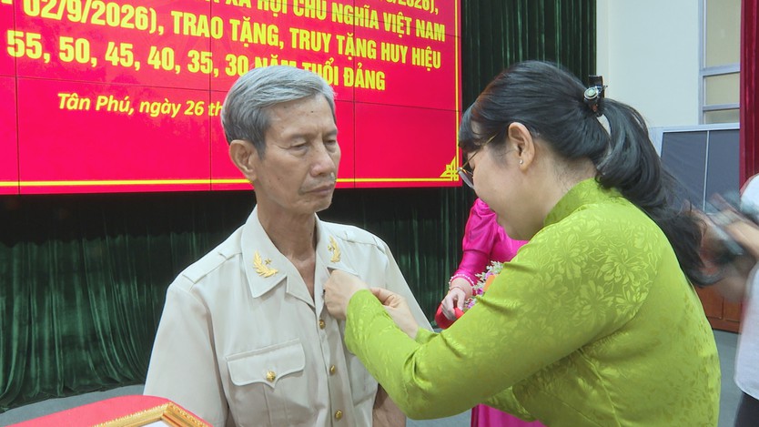 Phường Tân Phú: Trao Huy hiệu Đảng cho 95 đảng viên dịp 2/9 - Ảnh 6.