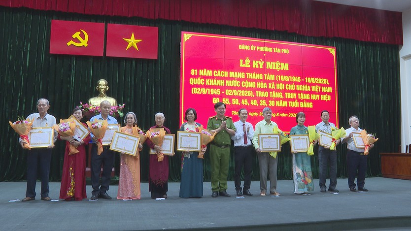 Phường Tân Phú: Trao Huy hiệu Đảng cho 95 đảng viên dịp 2/9 - Ảnh 4.