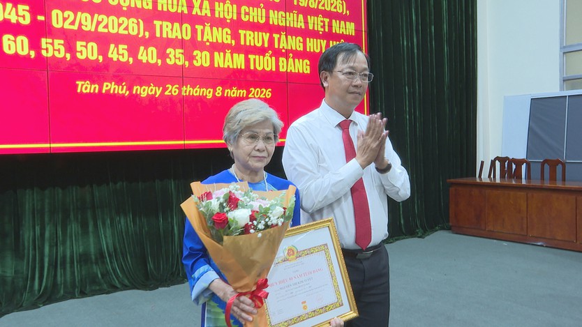 Phường Tân Phú: Trao Huy hiệu Đảng cho 95 đảng viên dịp 2/9 - Ảnh 5.