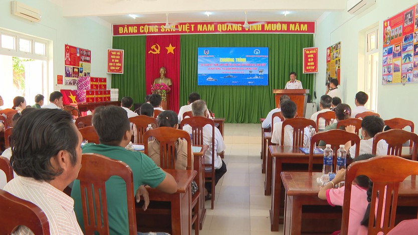 Hải quân Vùng 2 hỗ trợ ngư dân tỉnh Vĩnh Long vươn khơi - Ảnh 1.