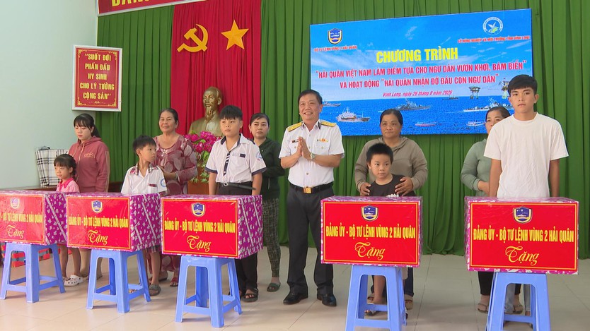 Hải quân Vùng 2 hỗ trợ ngư dân tỉnh Vĩnh Long vươn khơi - Ảnh 3.