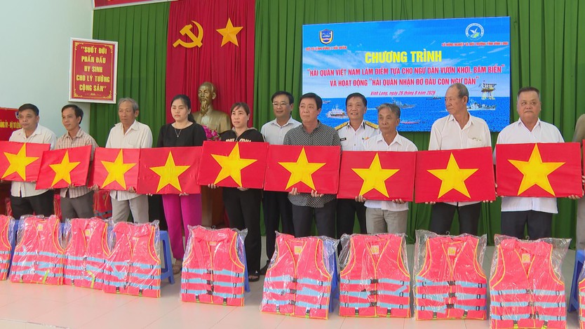 Hải quân Vùng 2 hỗ trợ ngư dân tỉnh Vĩnh Long vươn khơi - Ảnh 2.