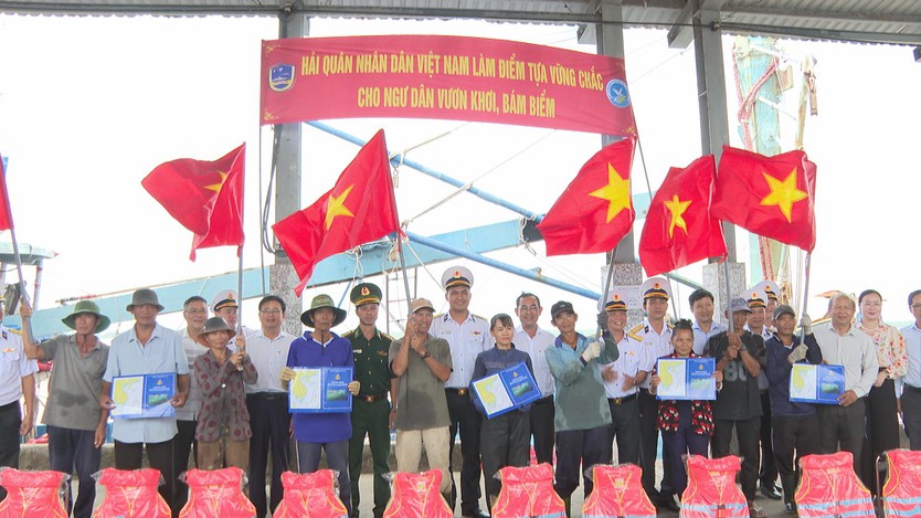Hải quân Vùng 2 hỗ trợ ngư dân tỉnh Vĩnh Long vươn khơi - Ảnh 4.